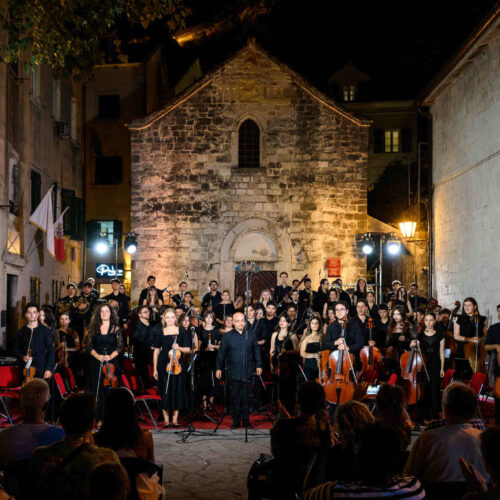 Ovacije za Omladinski orkestar Zapadnog Balkana na KotorArtu: Muzika koja povezuje različitosti